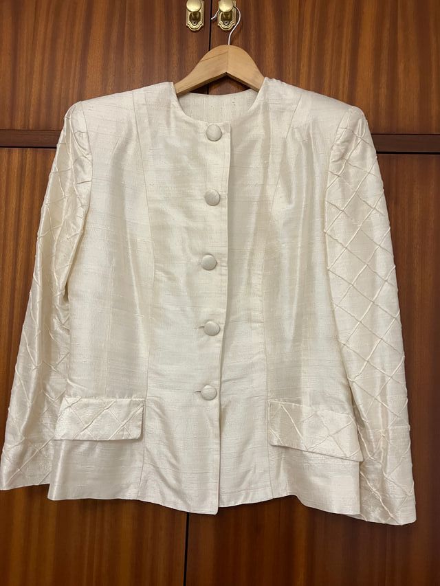 Conjunto de seda beige y blanco