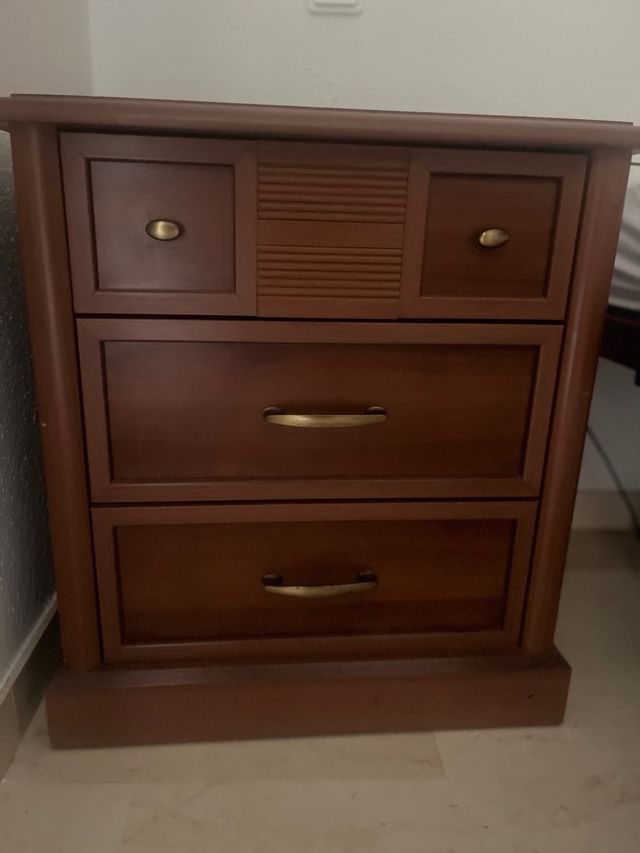 Mesilla de noche de madera. Hasta final de mes