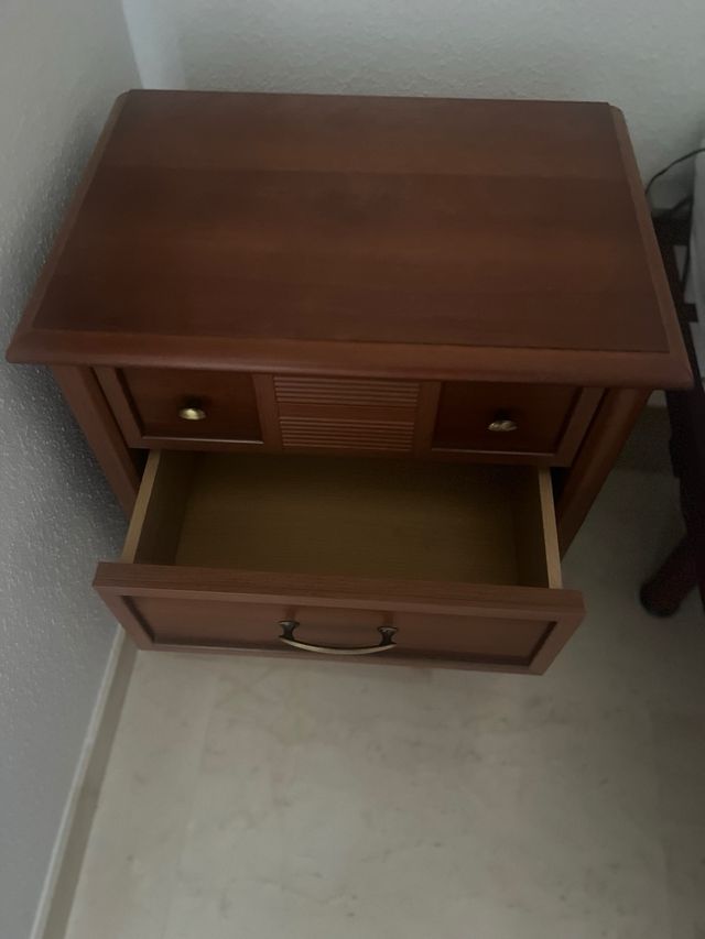 Mesilla de noche de madera. Hasta final de mes