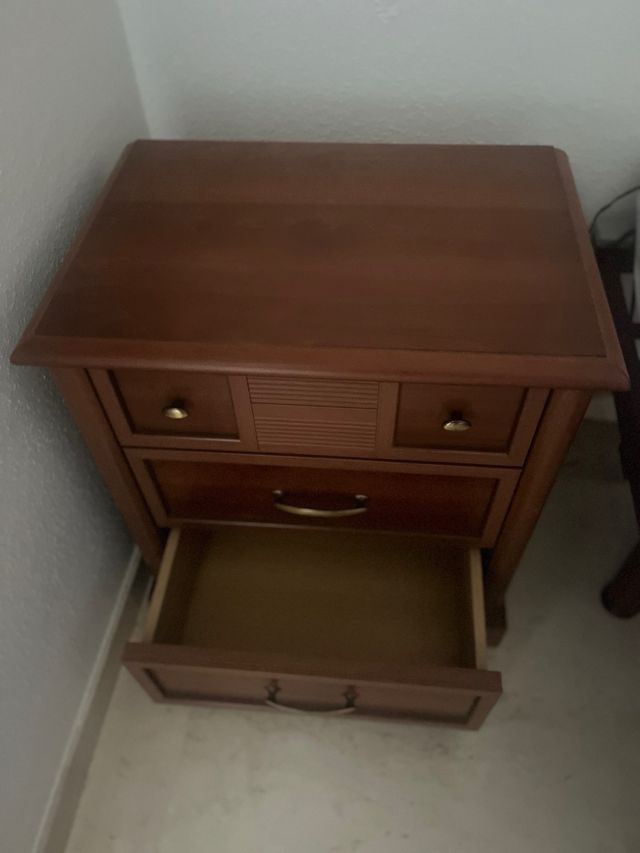 Mesilla de noche de madera. Hasta final de mes