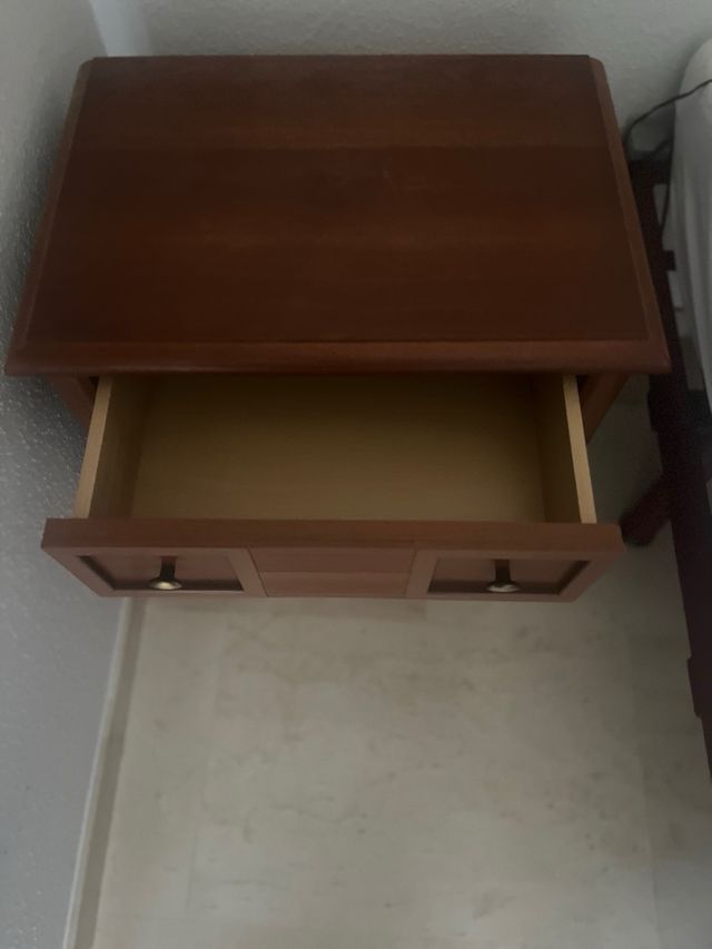 Mesilla de noche de madera. Hasta final de mes