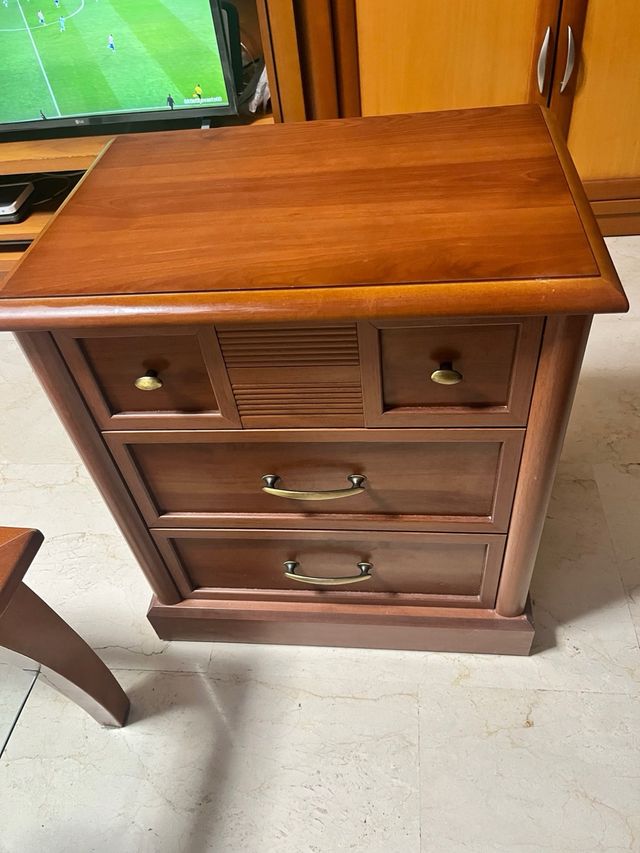 Mesilla de noche de madera. Hasta final de mes