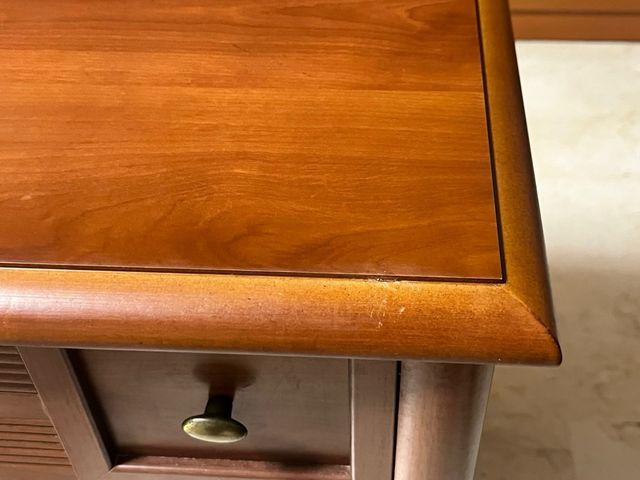 Mesilla de noche de madera. Hasta final de mes