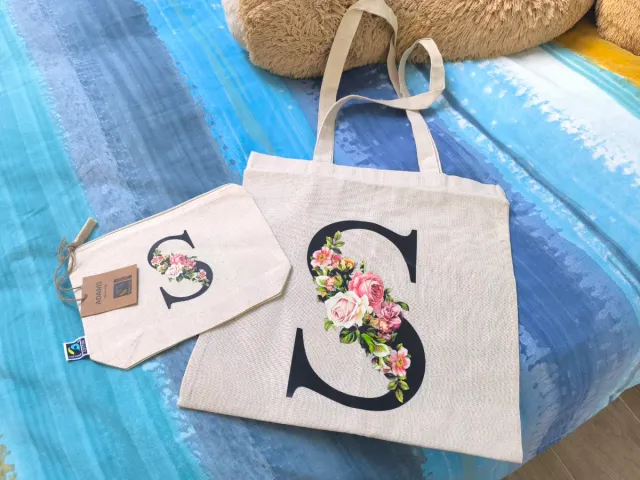 Bolsa y neceser con letra S y flores