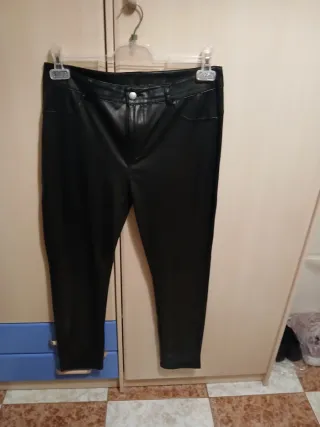 Pantalón efecto piel negro