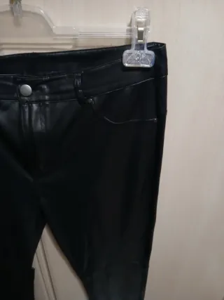 Pantalón efecto piel negro