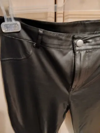 Pantalón efecto piel negro