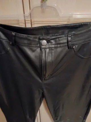 Pantalón efecto piel negro