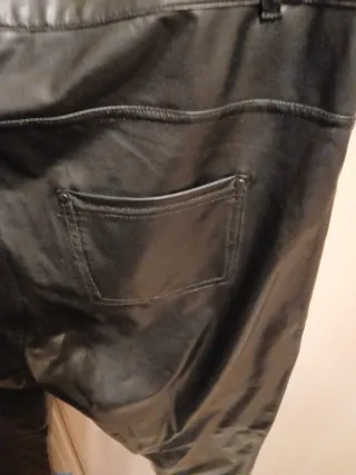 Pantalón efecto piel negro