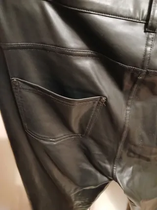 Pantalón efecto piel negro