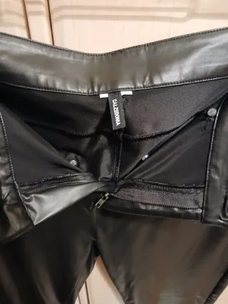 Pantalón efecto piel negro