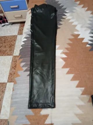 Pantalón efecto piel negro