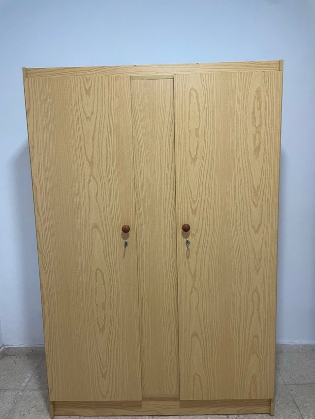 Estupendo armario dos puertas.