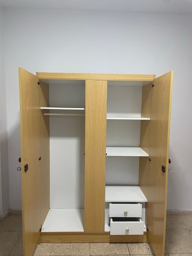 Estupendo armario dos puertas.