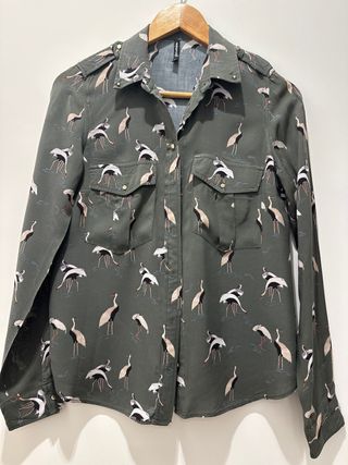 Camisa verde con estampado de grullas