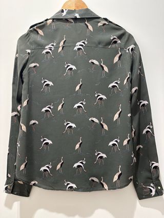 Camisa verde con estampado de grullas