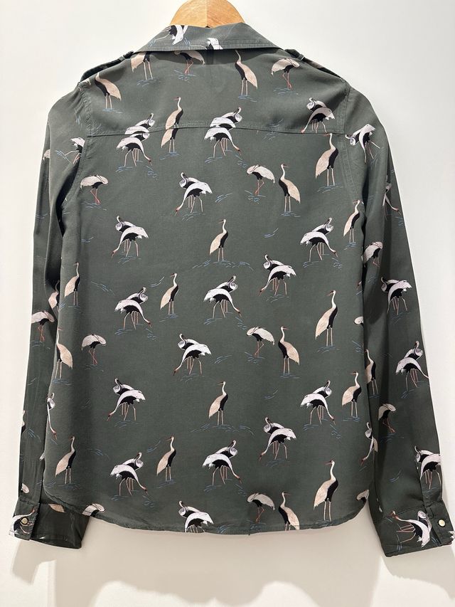 Camisa verde con estampado de grullas