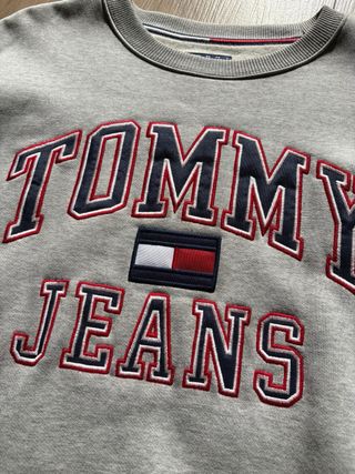 Sudadera Tommy Jeans Gris Capsule Collection