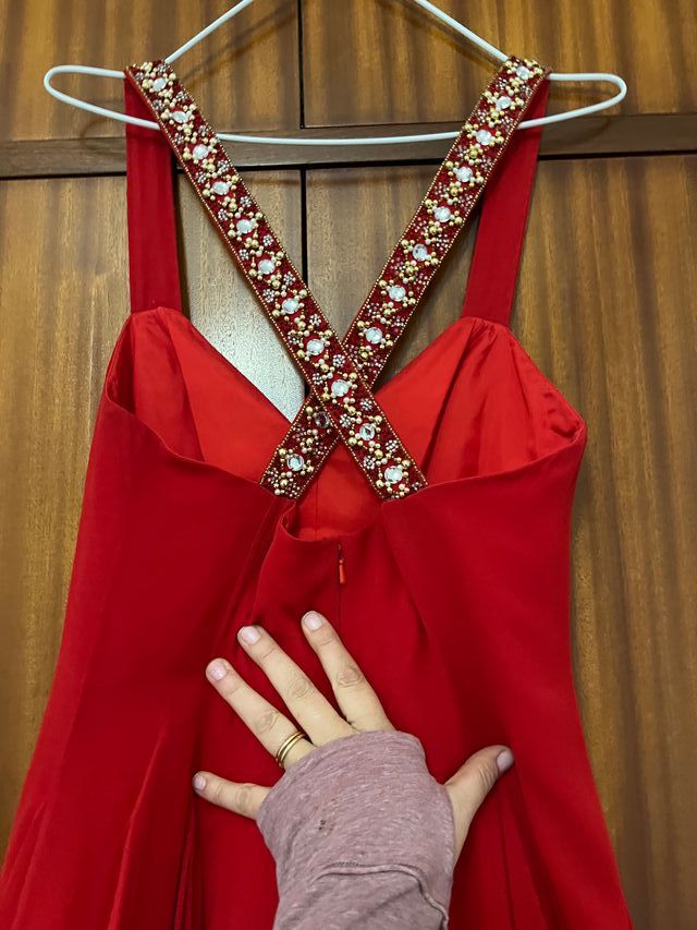 Vestido de seda rojo y dorado con chal