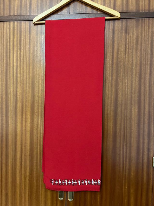 Vestido de seda rojo y dorado con chal