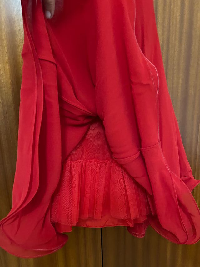 Vestido de seda rojo y dorado con chal