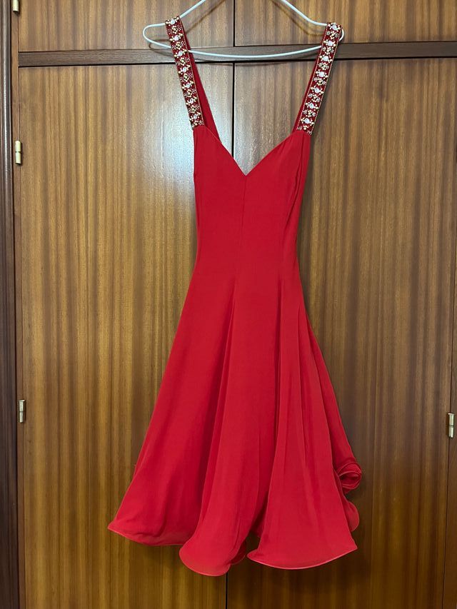 Vestido de seda rojo y dorado con chal