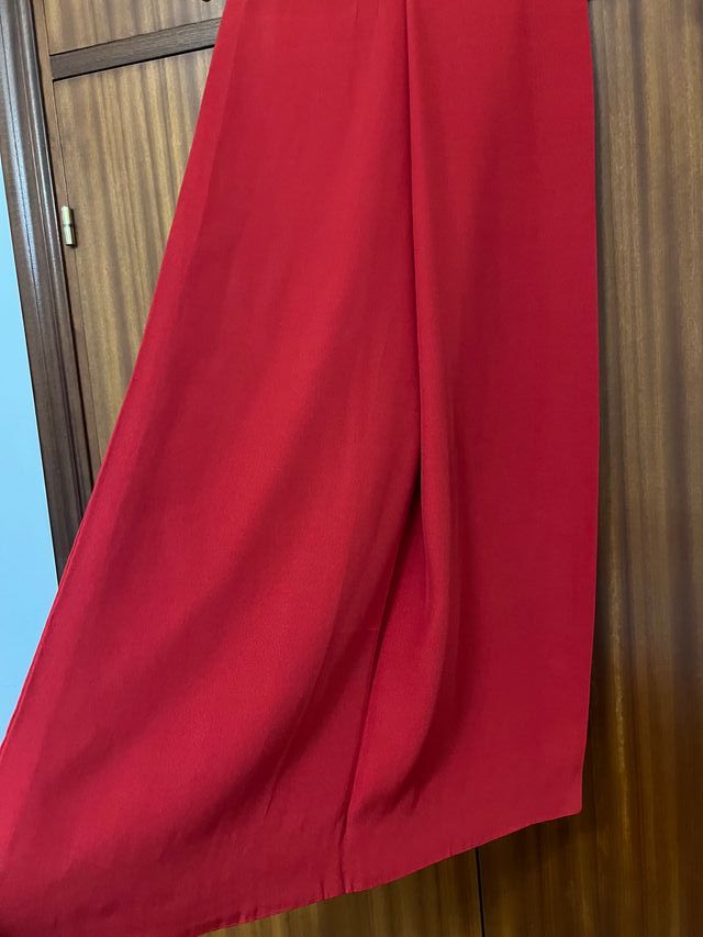 Vestido de seda rojo y dorado con chal