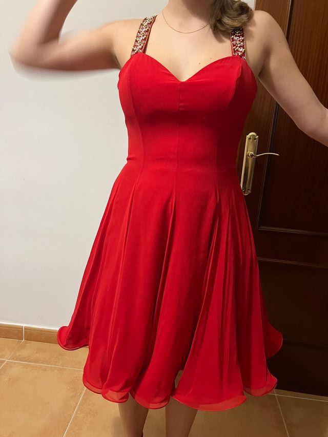 Vestido de seda rojo y dorado con chal