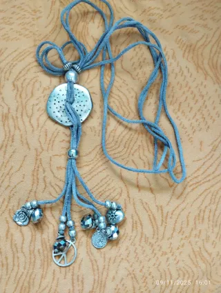 Collar con dijes y amuletos