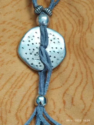 Collar con dijes y amuletos