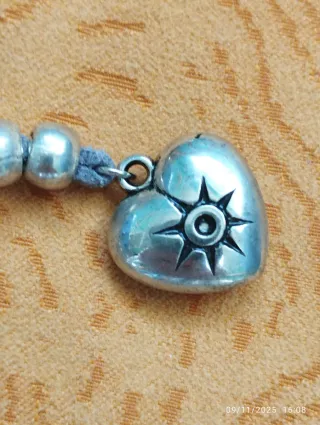 Collar con dijes y amuletos