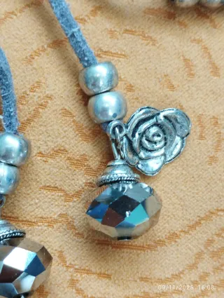 Collar con dijes y amuletos