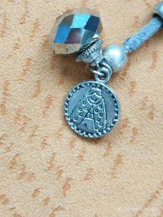 Collar con dijes y amuletos