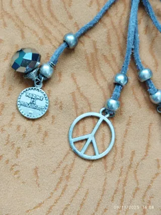 Collar con dijes y amuletos