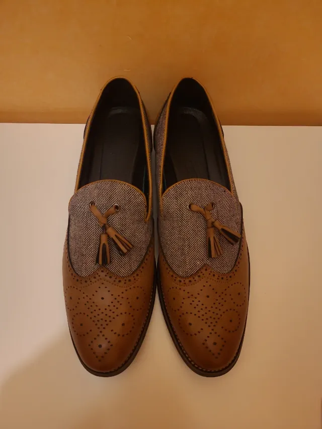 Zapatos de vestir marrones y grises