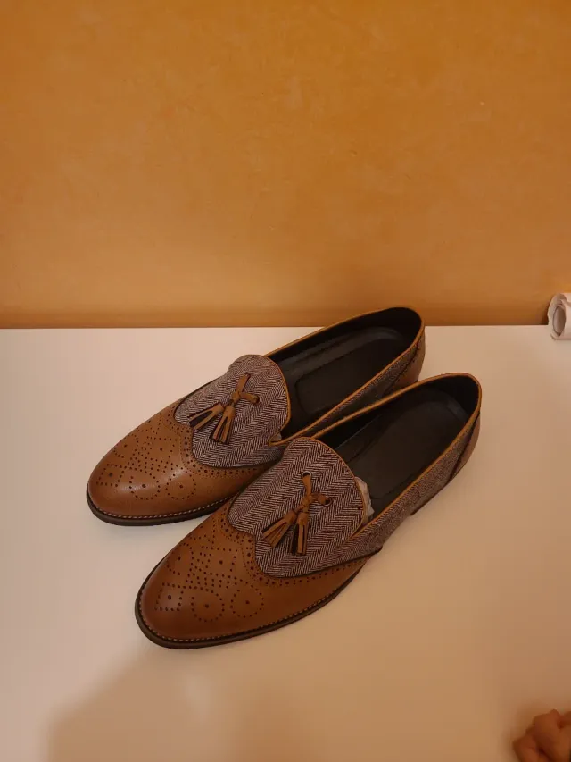 Zapatos de vestir marrones y grises