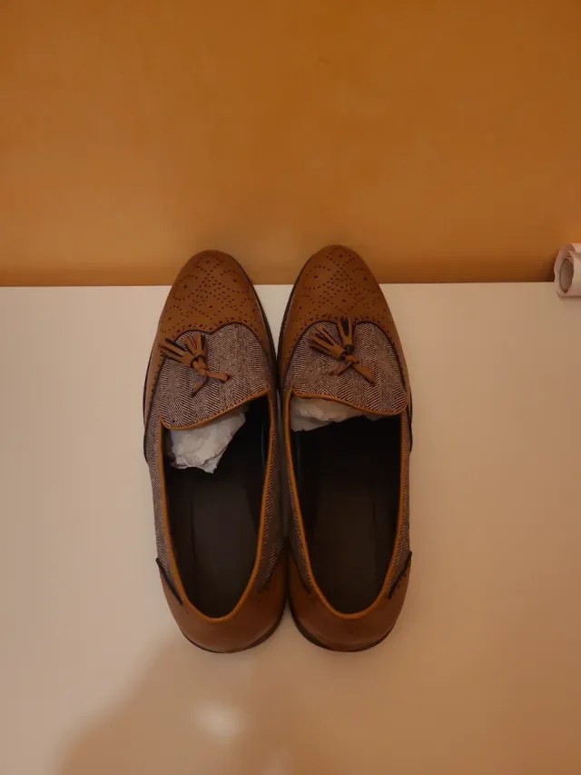 Zapatos de vestir marrones y grises