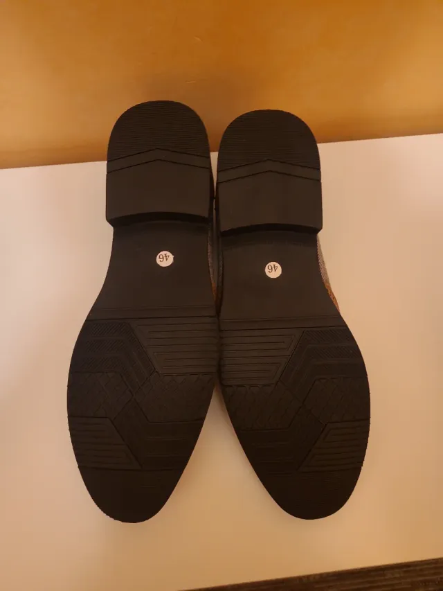 Zapatos de vestir marrones y grises