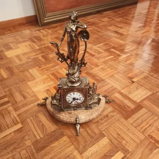 Reloj de sobremesa antiguo con figura