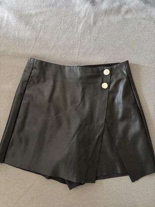 Falda-pantalón negra con botones