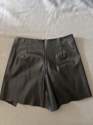 Falda-pantalón negra con botones