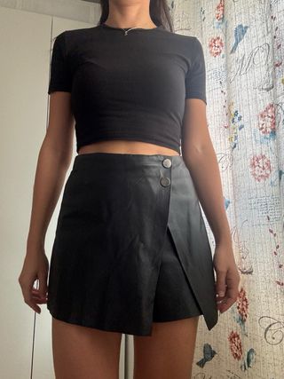 Falda-pantalón negra con botones