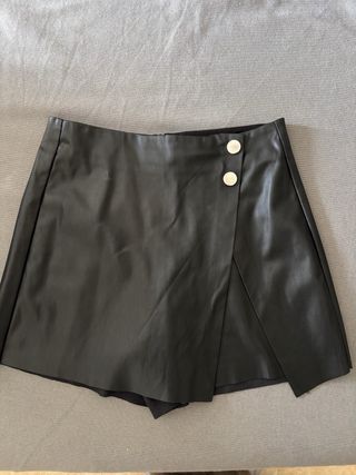 Falda-pantalón negra con botones