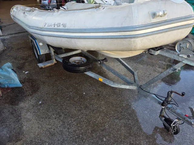 Zodiac 4m con remolque sin motor