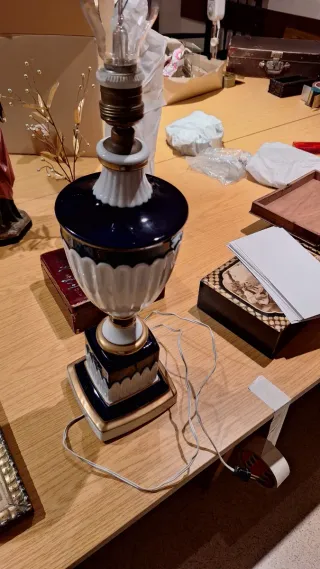 Lámpara de porcelana azul, dorada y blanca