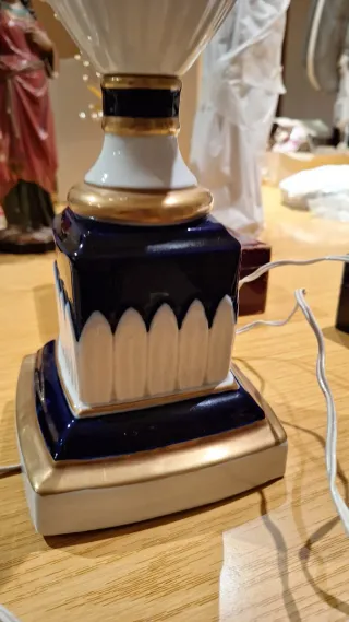 Lámpara de porcelana azul, dorada y blanca