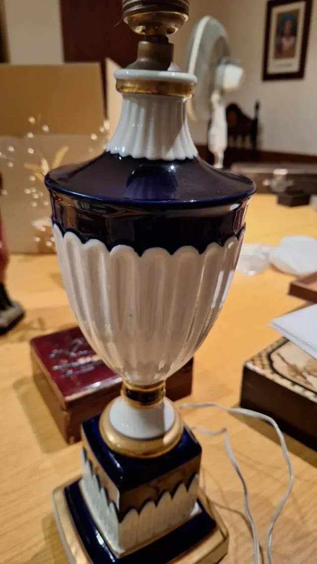 Lámpara de porcelana azul, dorada y blanca