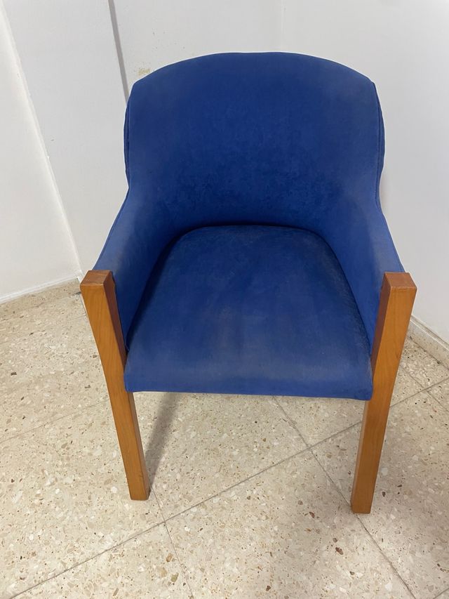 Butaca azul con patas de madera