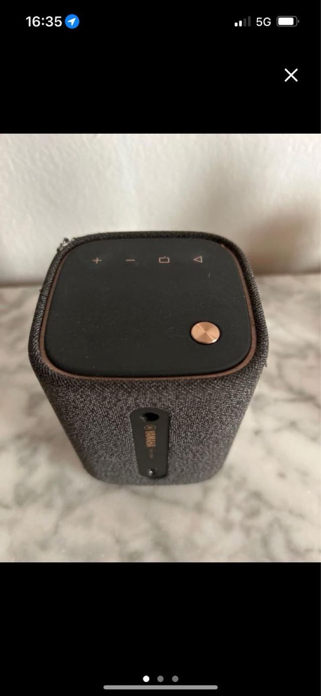 Altavoz Portátil Yamaha Negro y Dorado