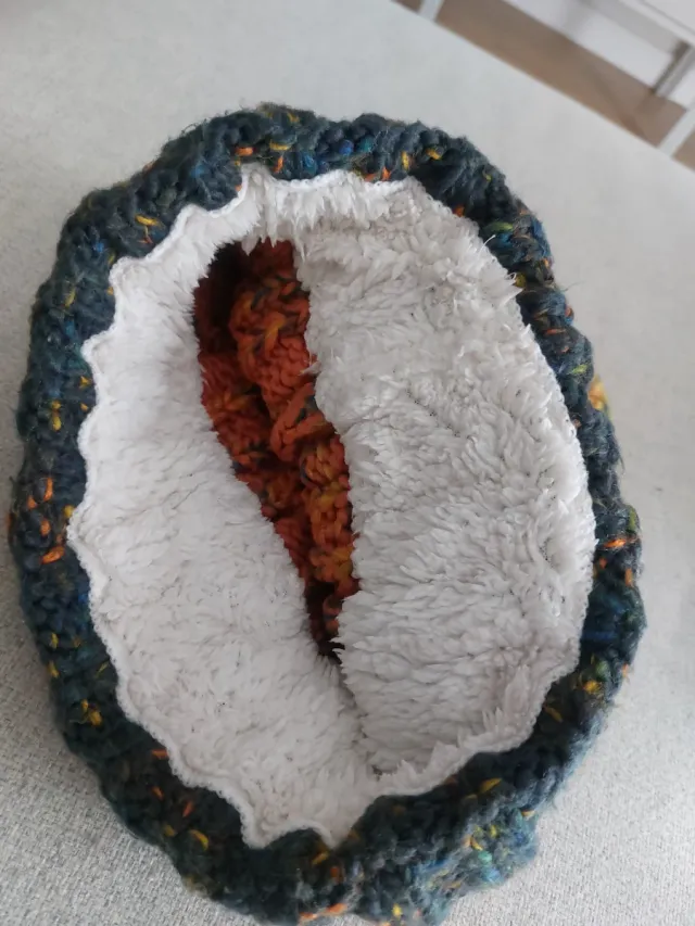 Gorro tejido multicolor con forro borreguito.